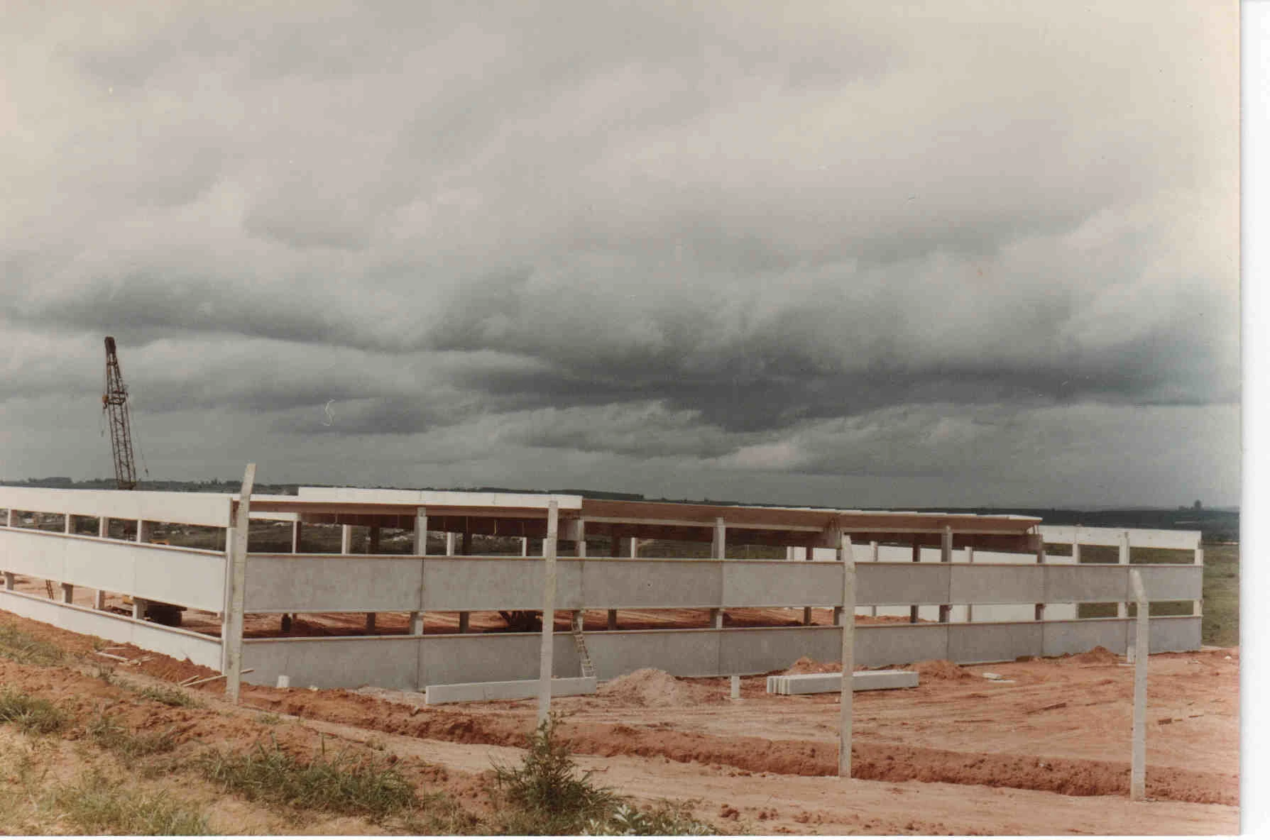 Inicio das obras de construção da Fábrica em Salto de Pirapora.